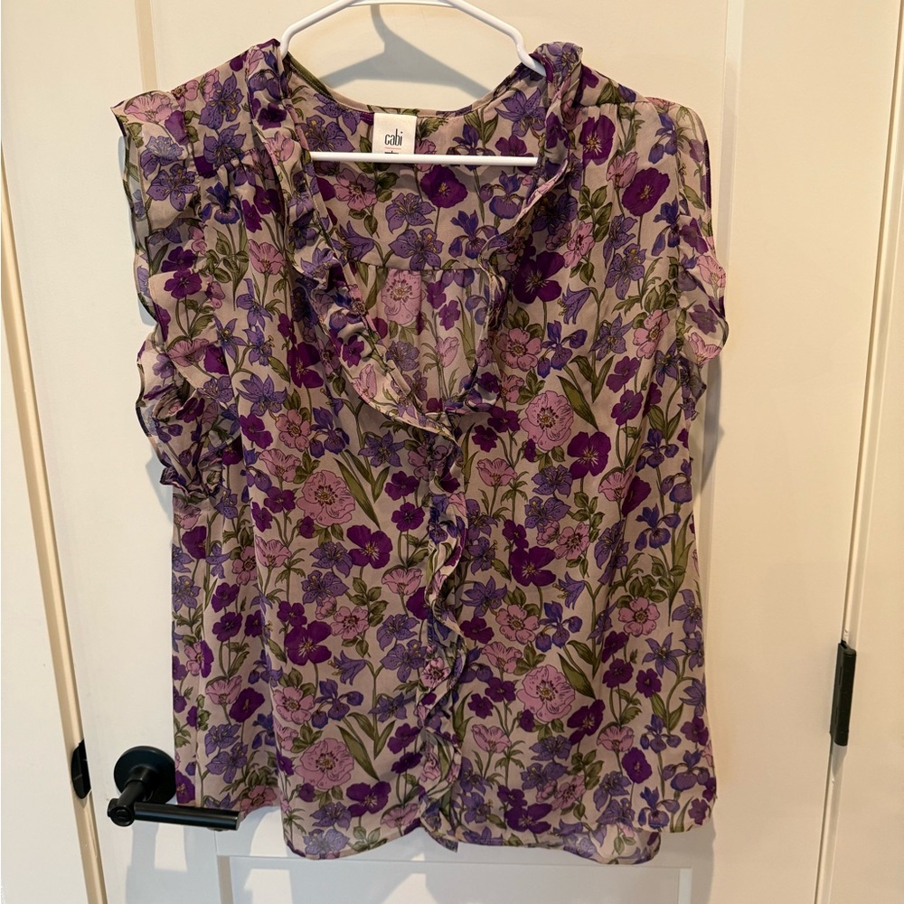 Cabi Ladies Short Sleeveless Blouse.  Tan w/Purple Floral Print. large.